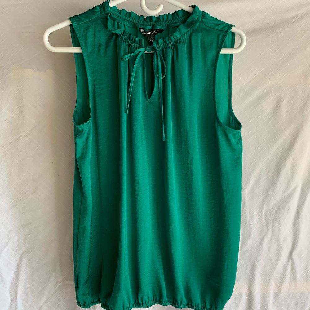 Beautiful kelly green sleeveless blouse size M